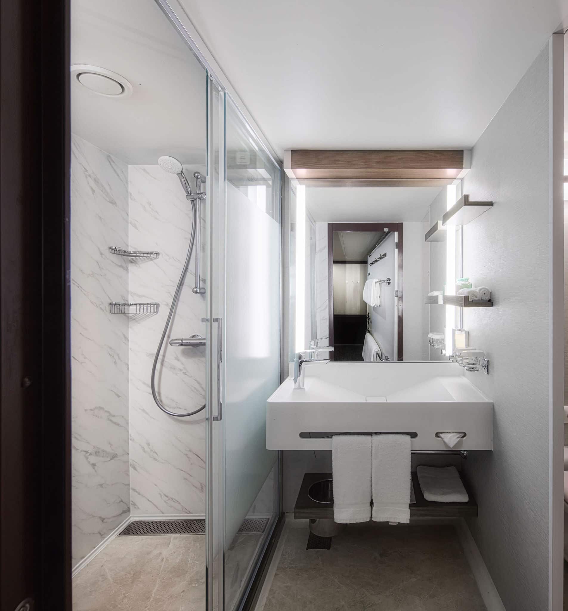 Forward Facing Deluxe Penthouse with Large Balcony, Norwegian Jewel