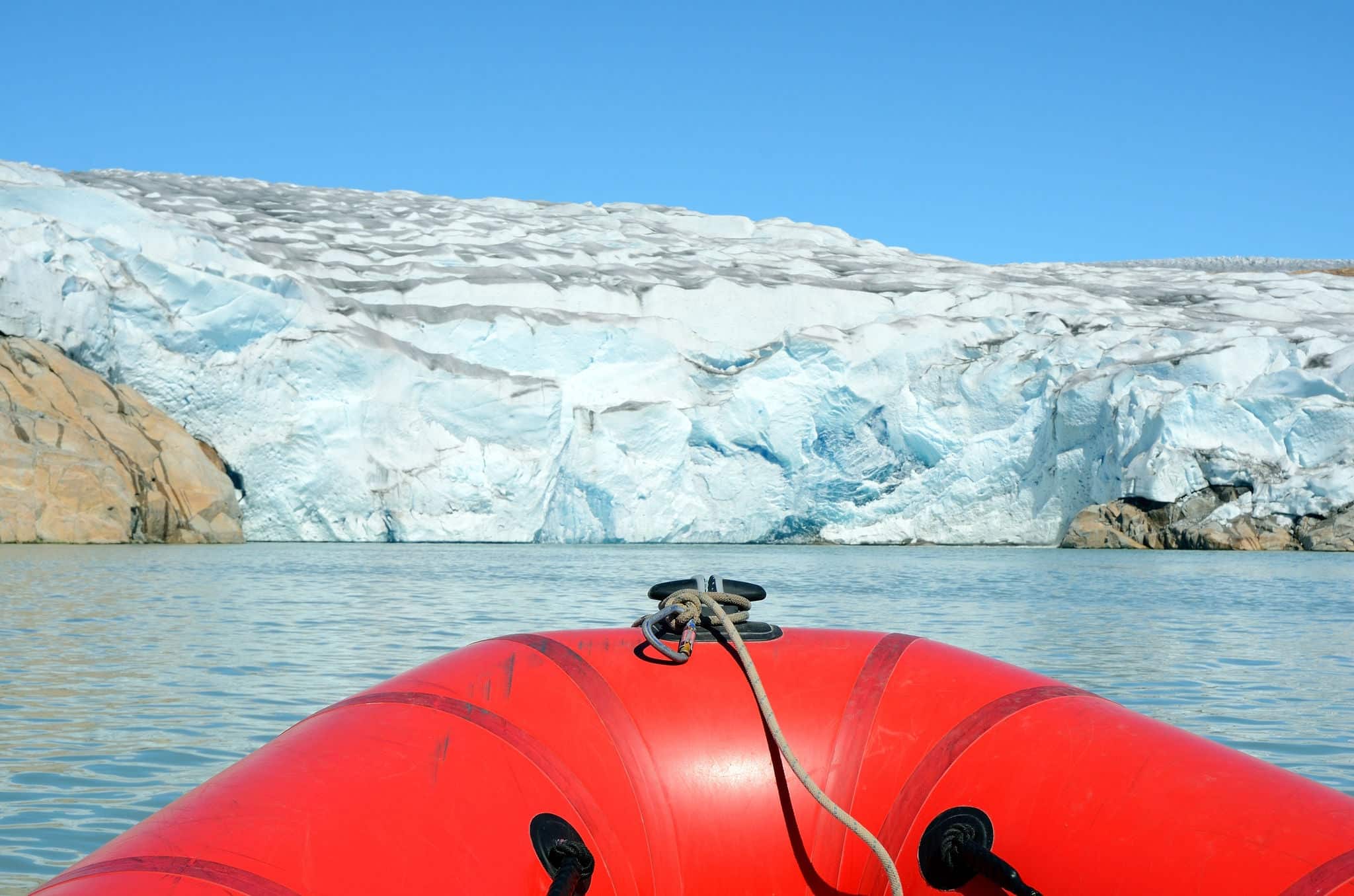 Navega en un barco inflable entre los icebergs, Groenlandia.