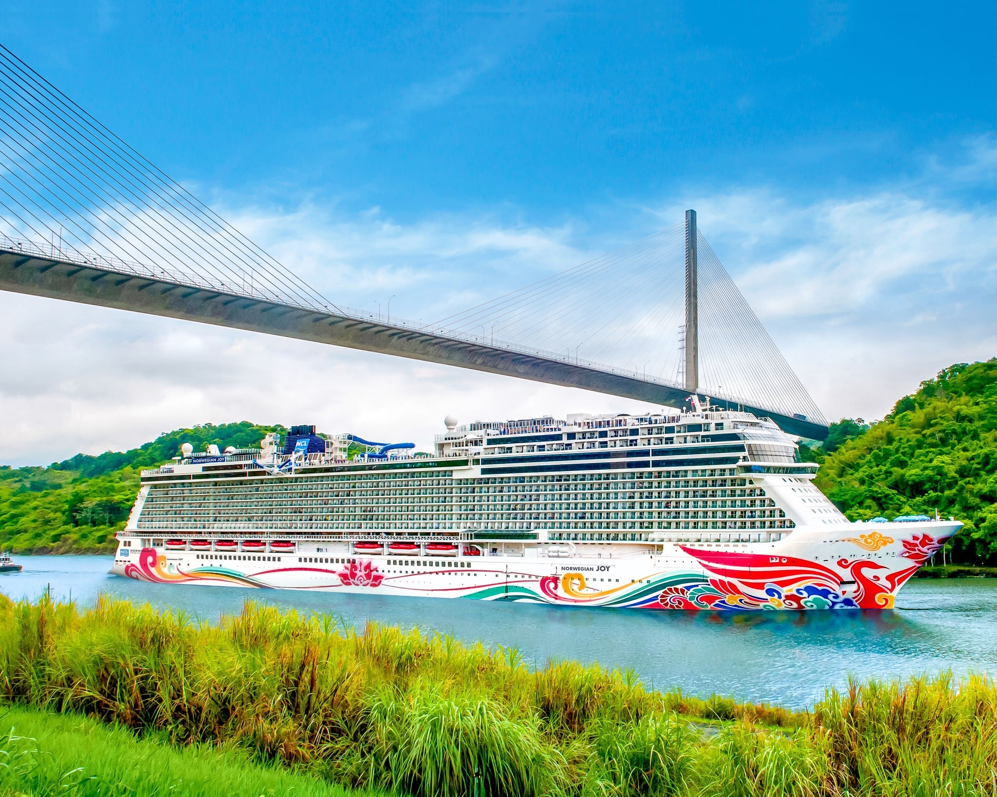 Pareja con bebida por crucero en Alaska
