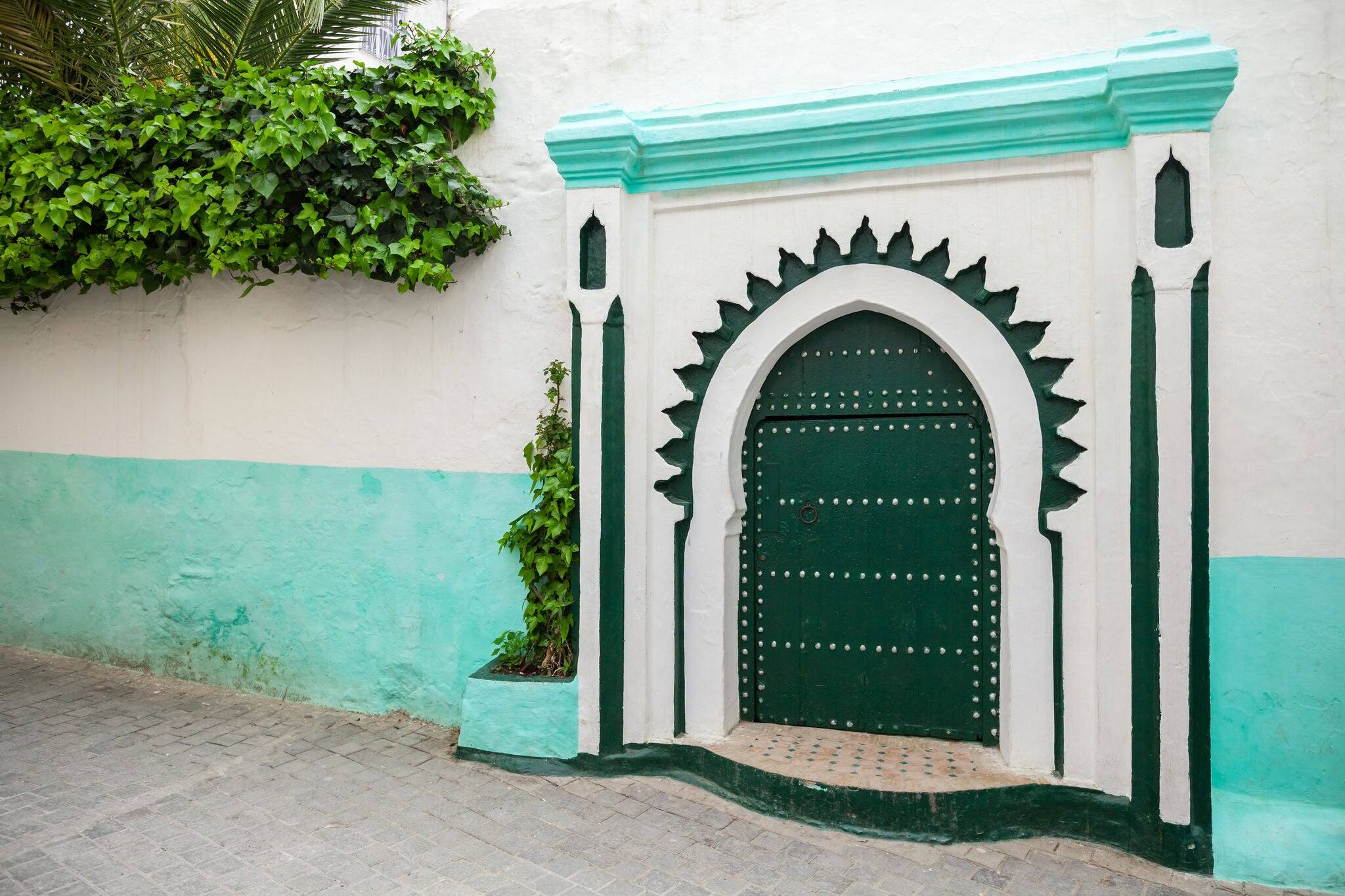 Puerta verde de madera de la antigua mezquita de Medina. Tangier, Marruecos