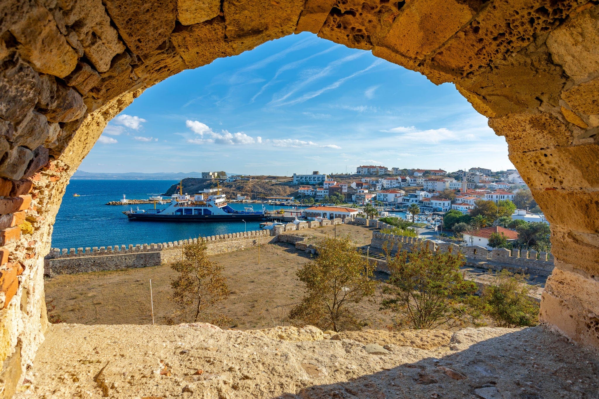Vista desde una ventana de piedra arqueada