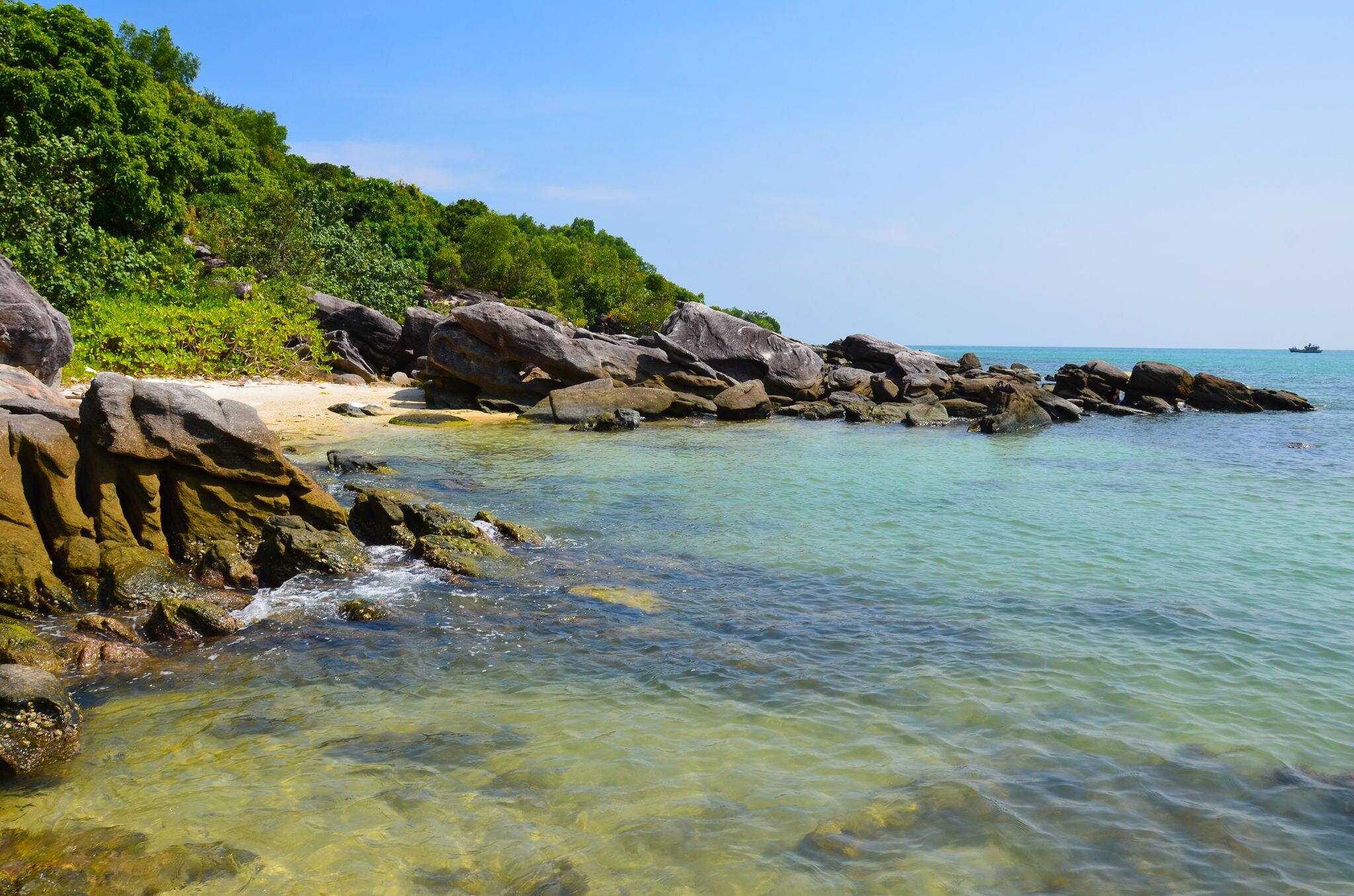 Rocas y acantilados en el bosque de Bai Kem en la isla Phu Quoc. Phu Quoc es la mejor isla para turistas en Vietnam. También está cerca de Sihanoukville, Camboya.