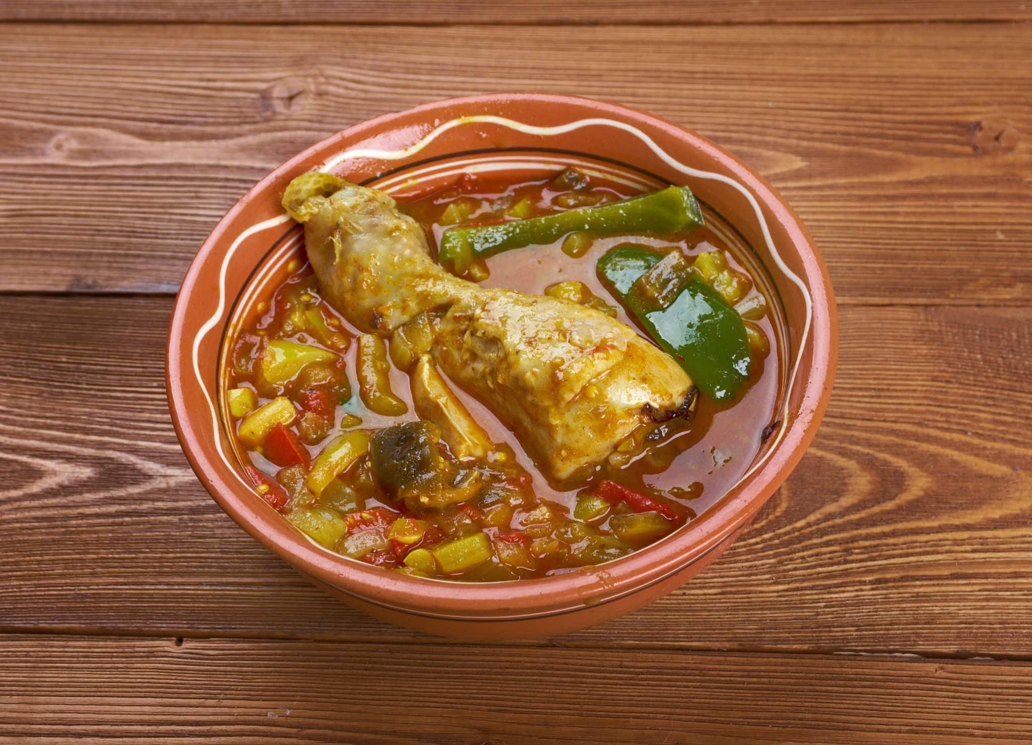 Muamba de galinha - typical dish of Angolan cuisine.in addition to chicken, palm oil, okra, chilli peppers, onions, squash and garlic.