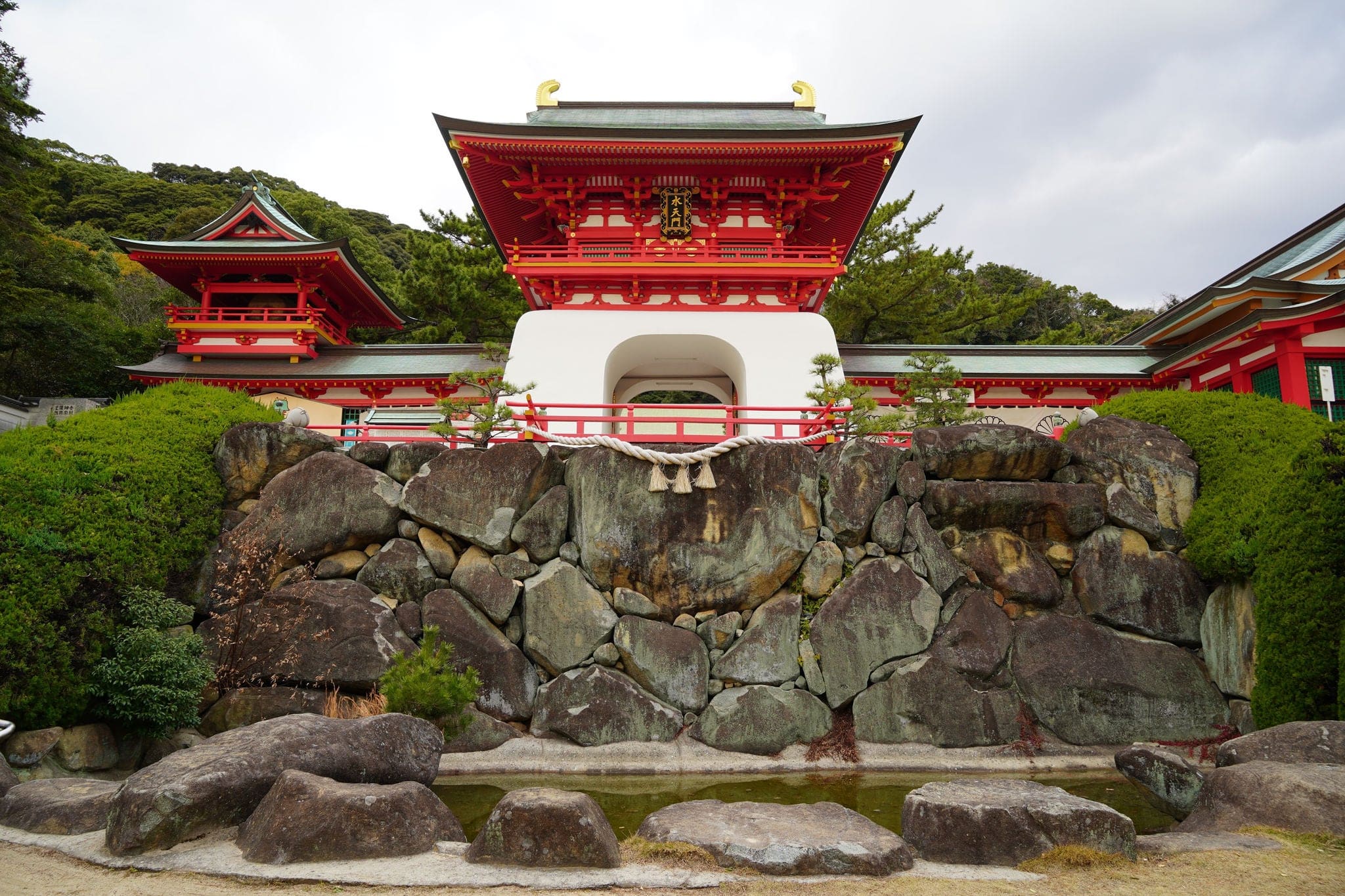 The Suitenmon Gate of Akama Shrine in Shimonoseki City, Yamaguchi Prefecture.  The Japanese text for the gate is "Suiten (God of Water) Gate".