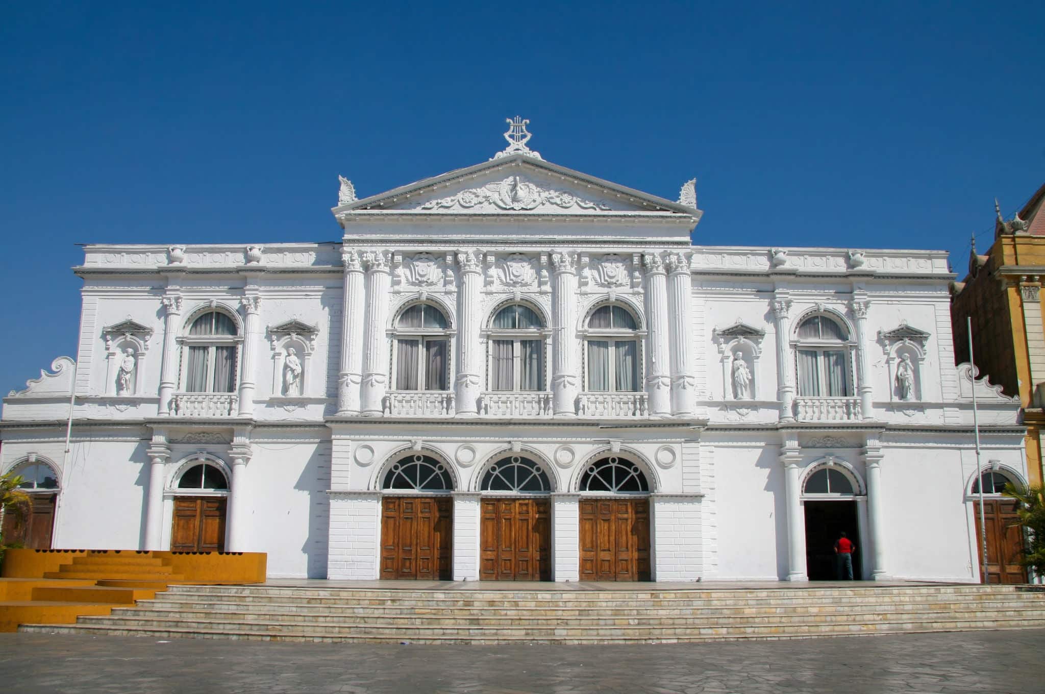 Ópera (Teatro Municipal) en Plaza Prat en la ciudad de Iquique en la región del desierto de Atacama en Norte Grande, Chile.