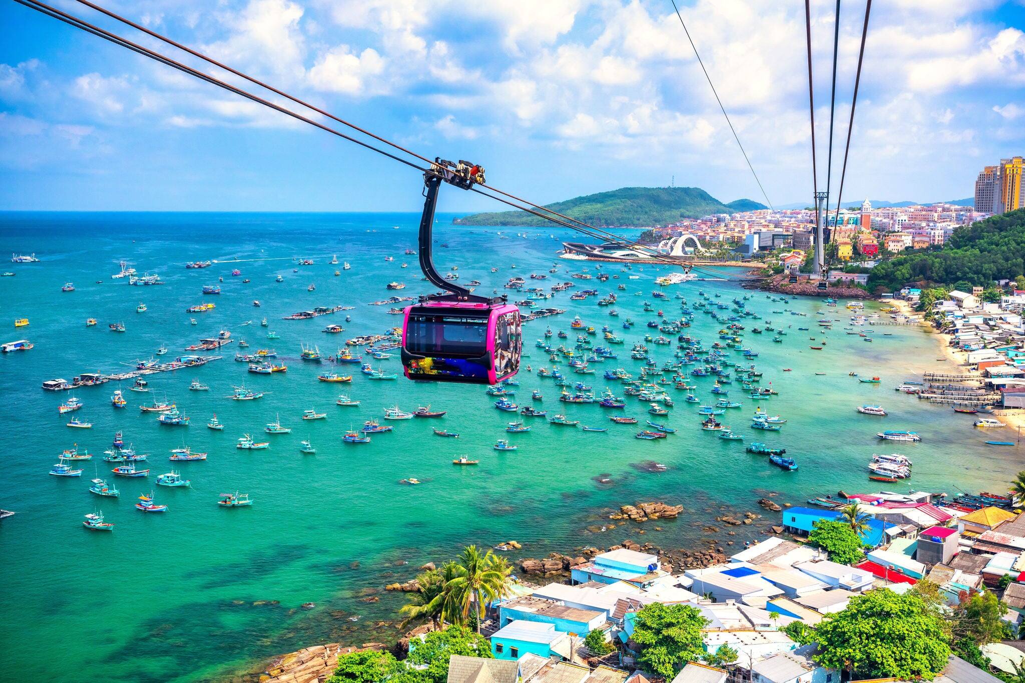 Vista aérea de un teleférico sobre una playa tropical