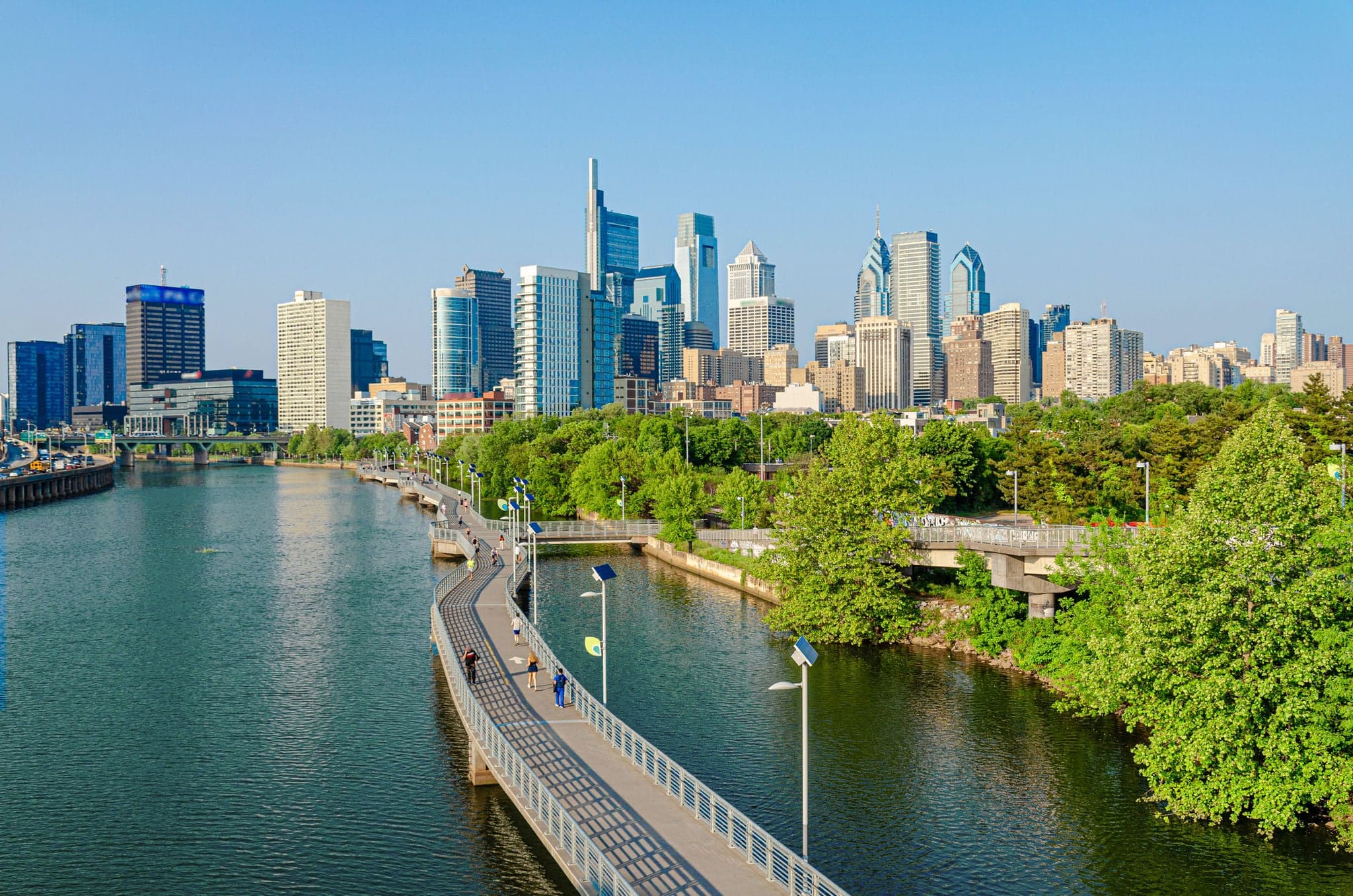 Panoramablick auf die Skyline von Philadelphia mit dem Fluss Schuylkill im Vordergrund an einem Sommertag