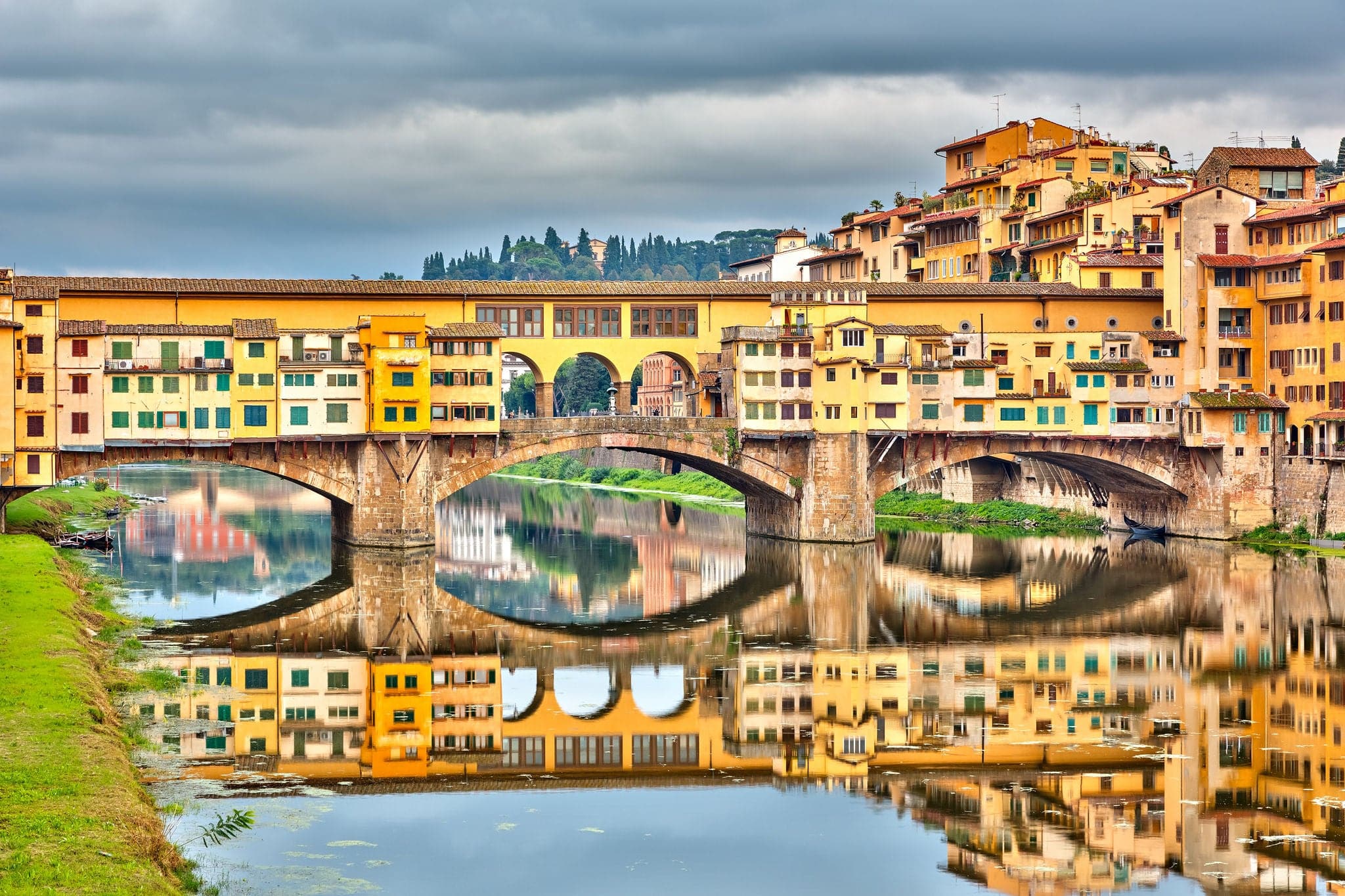 Pone Vecchio over Arno river in Florence, Italy
