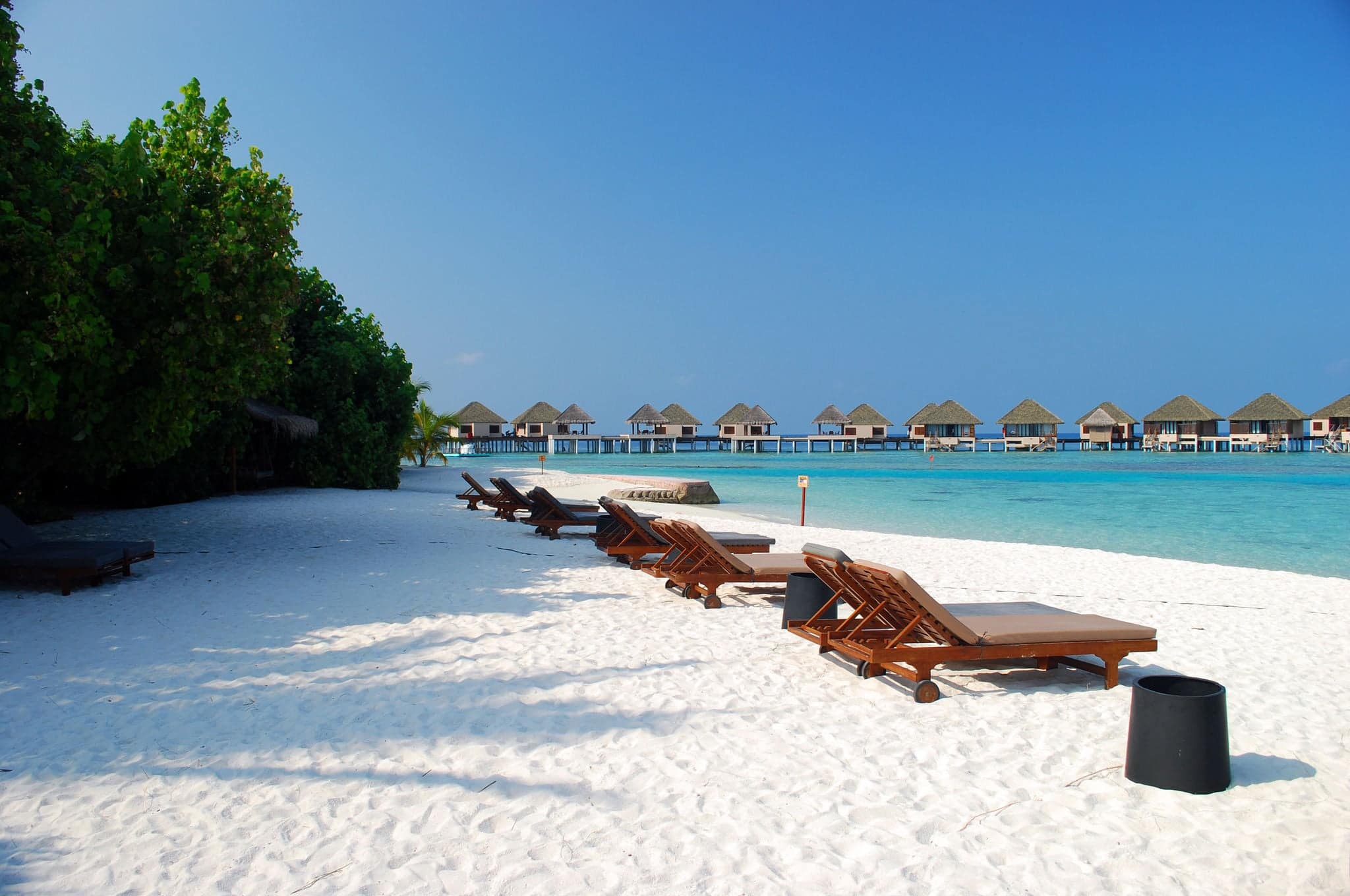 Playa tropical en el resort, North Malé Atoll, República de Maldivas.