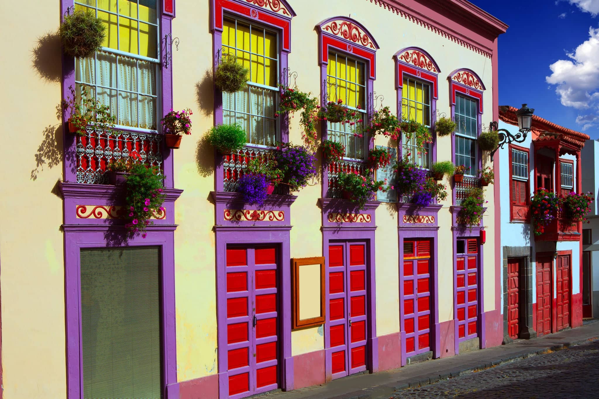 Las flores coloniales de Santa Cruz de La Palma albergan fachadas en las islas canarias