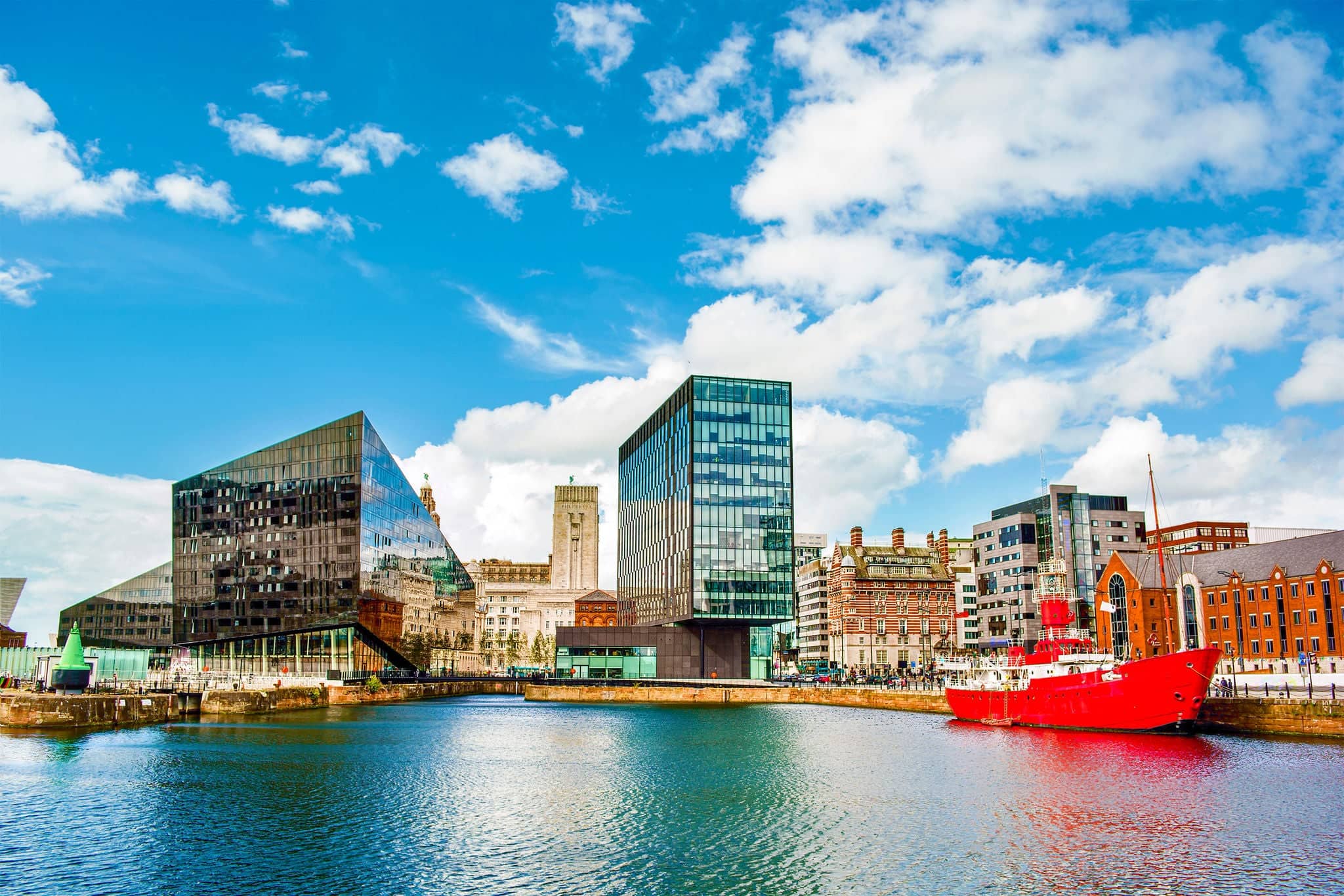 Buildings in Liverpool (England) near the river Mersey