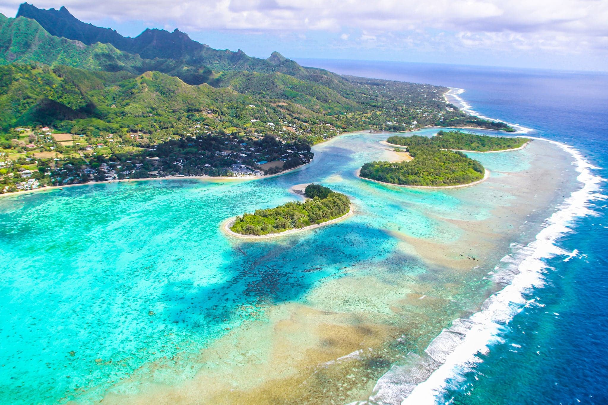 Rarotonga stunning breathtaking views from a plane of beautiful beaches, white sand, clear turquoise water, blue lagoons, green mountains, Cook islands, Pacific islands