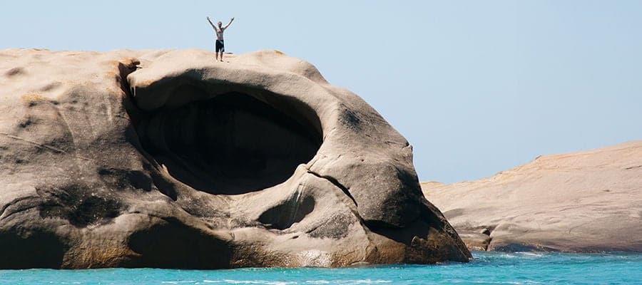 roca en la playa con un hombre