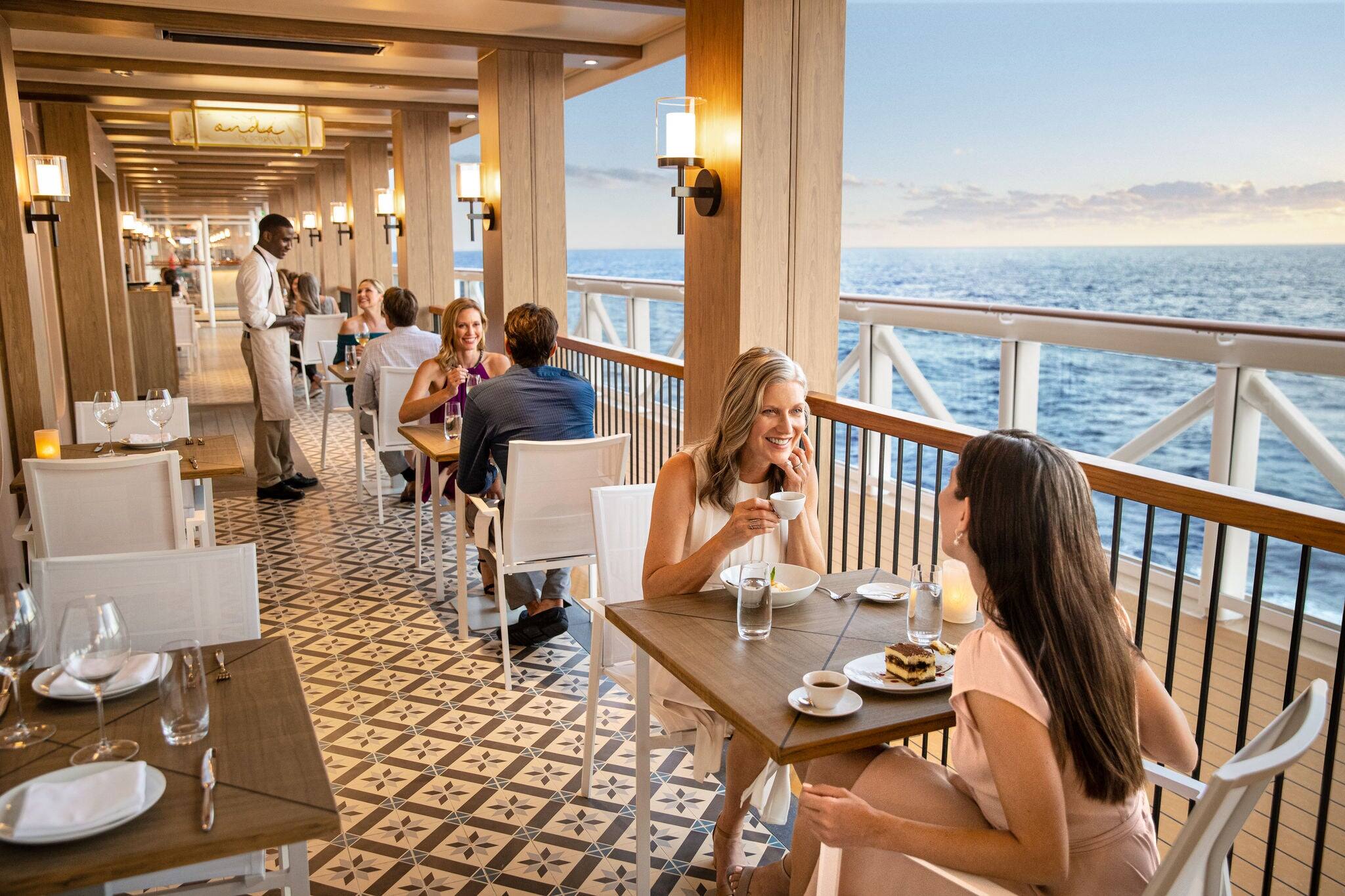 Pareja con bebida por crucero en Alaska
