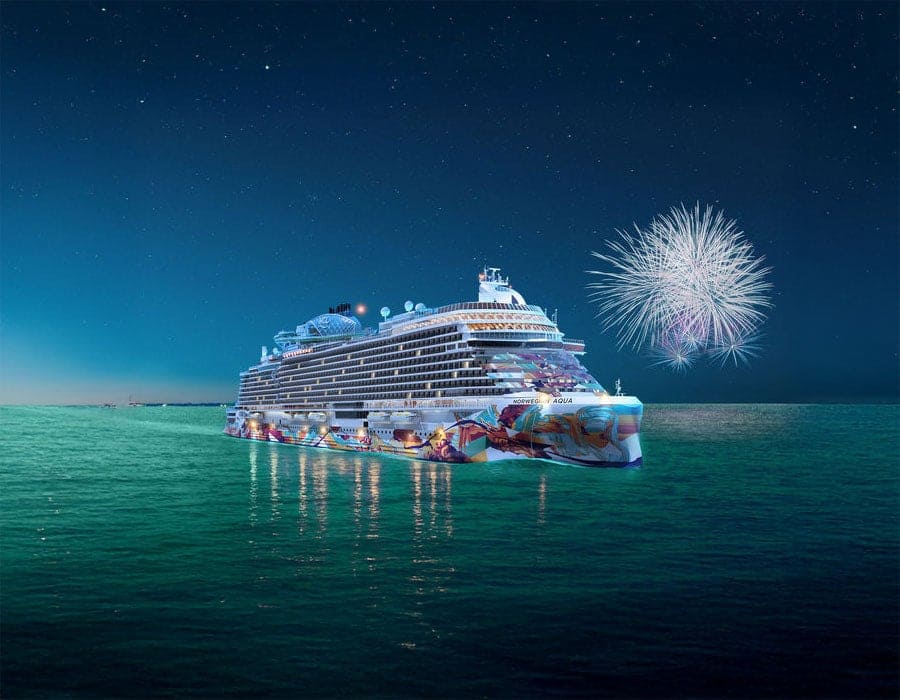 Norwegian Aqua con fuegos artificiales de fondo