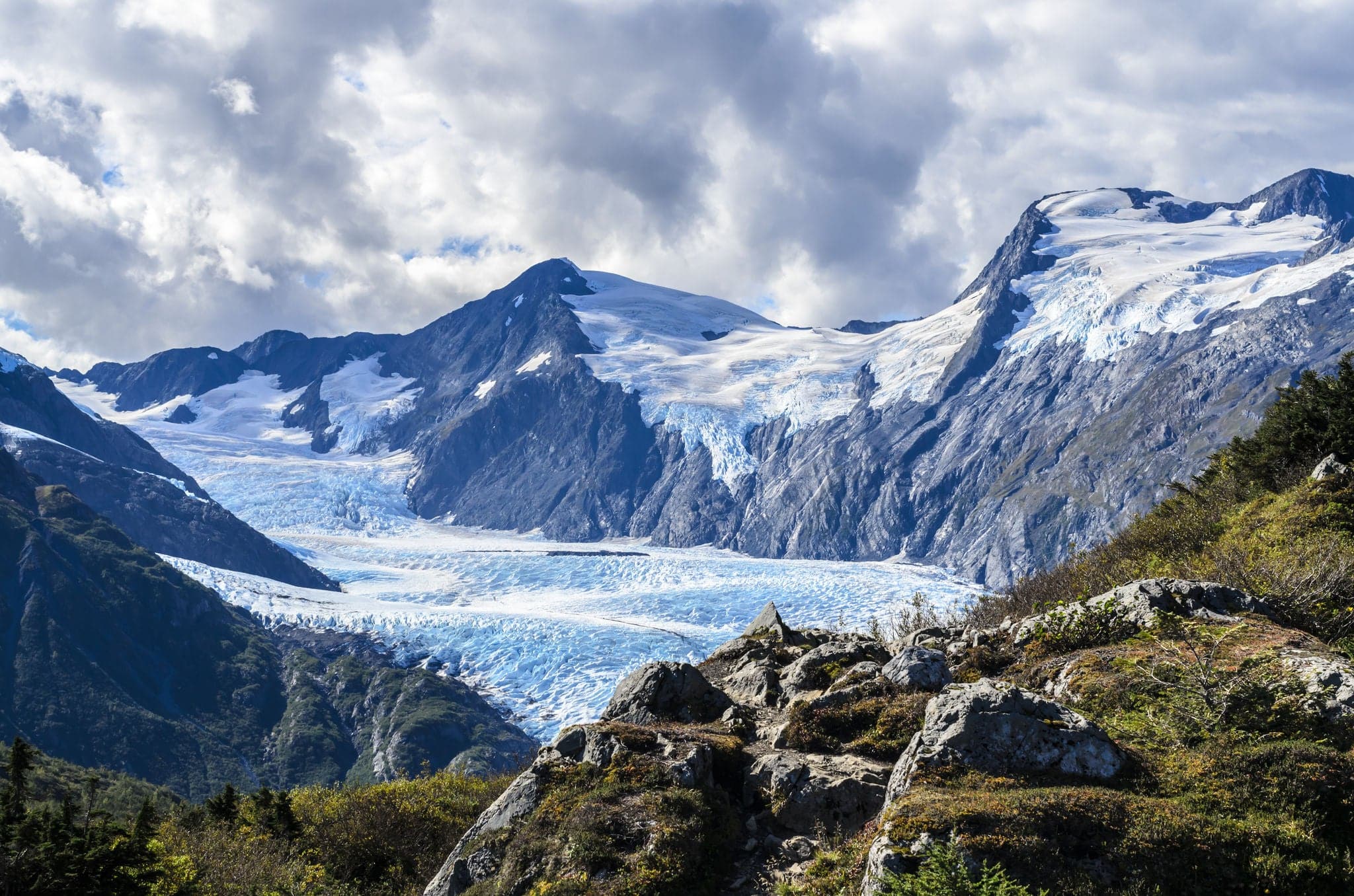 Las montañas y el príncipe William suenan a fines de julio de 2019 en el centro sur de Alaska