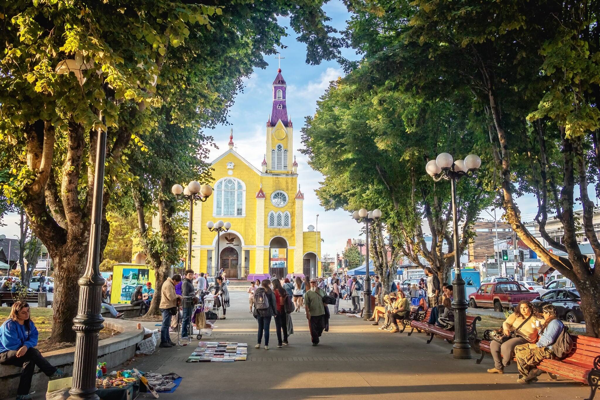 Iglesia de San Francisco en Plaza de Armas Square - Castro, Isla Chiloe, Chile