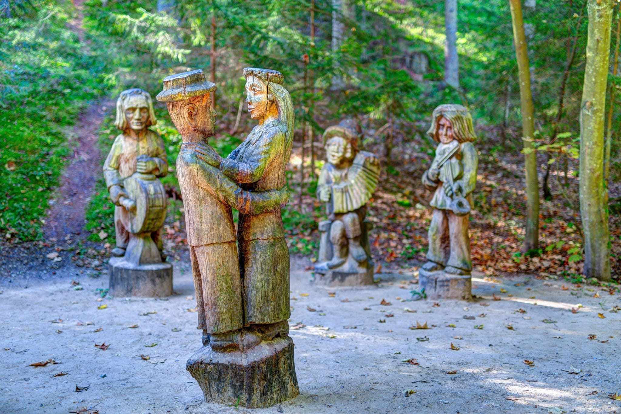 Esculturas de madera viejas en el bosque. Parque Witch Hill, Lituania.