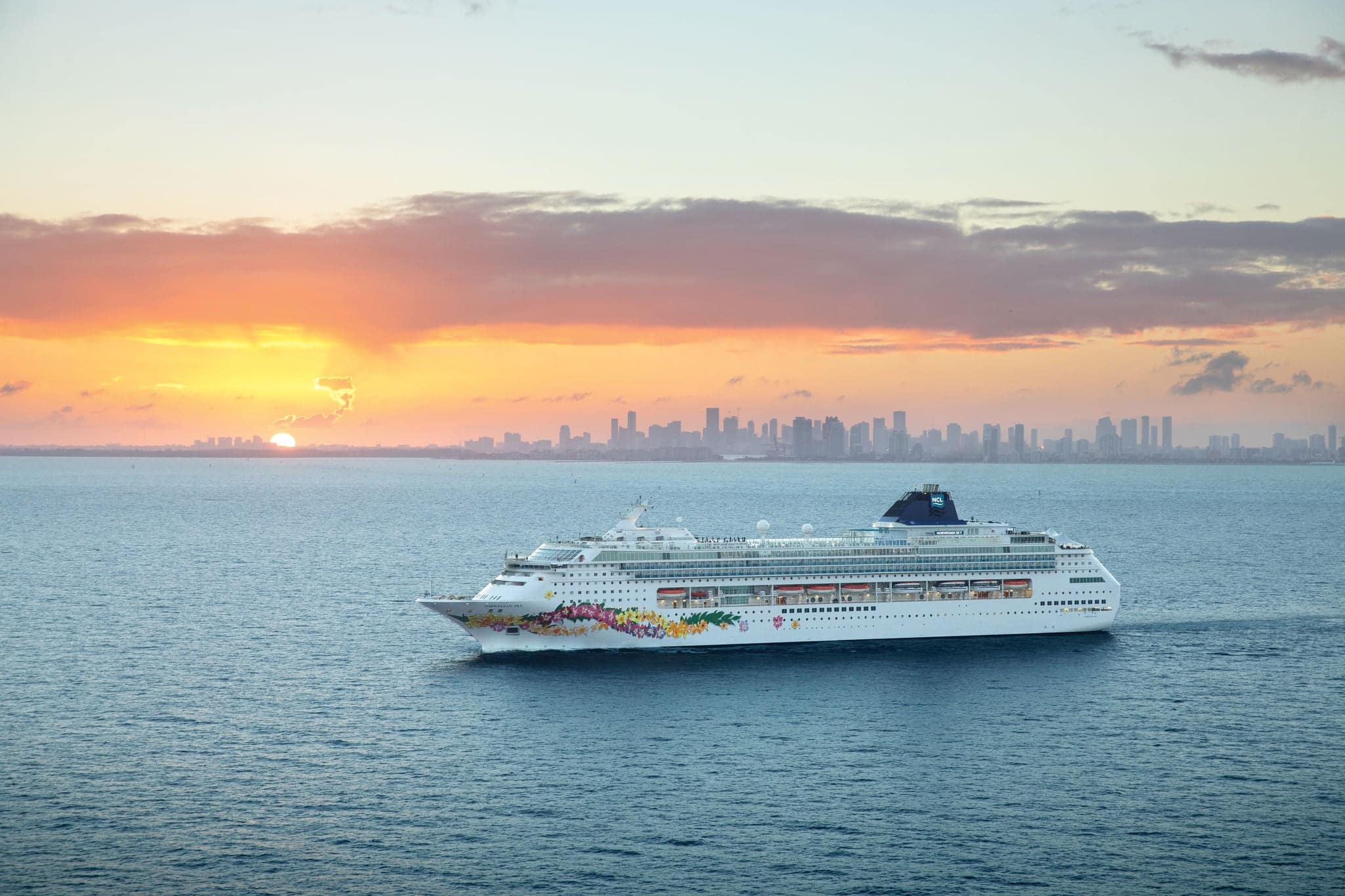 Vista aérea del atardecer de Miami, Florida, NCL