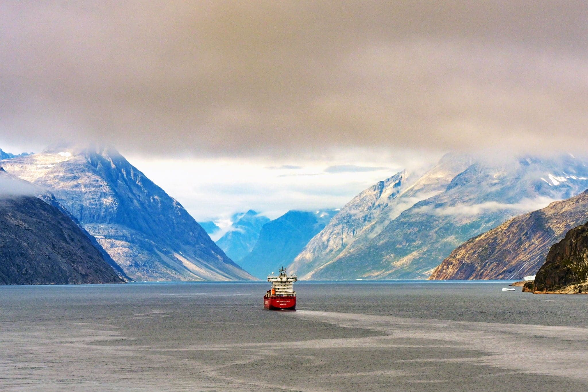 Vista panorámica del barco de suministro de carga Malik Arctica navegando por el fiordo Prince Christan Sound en Groenlandia. 