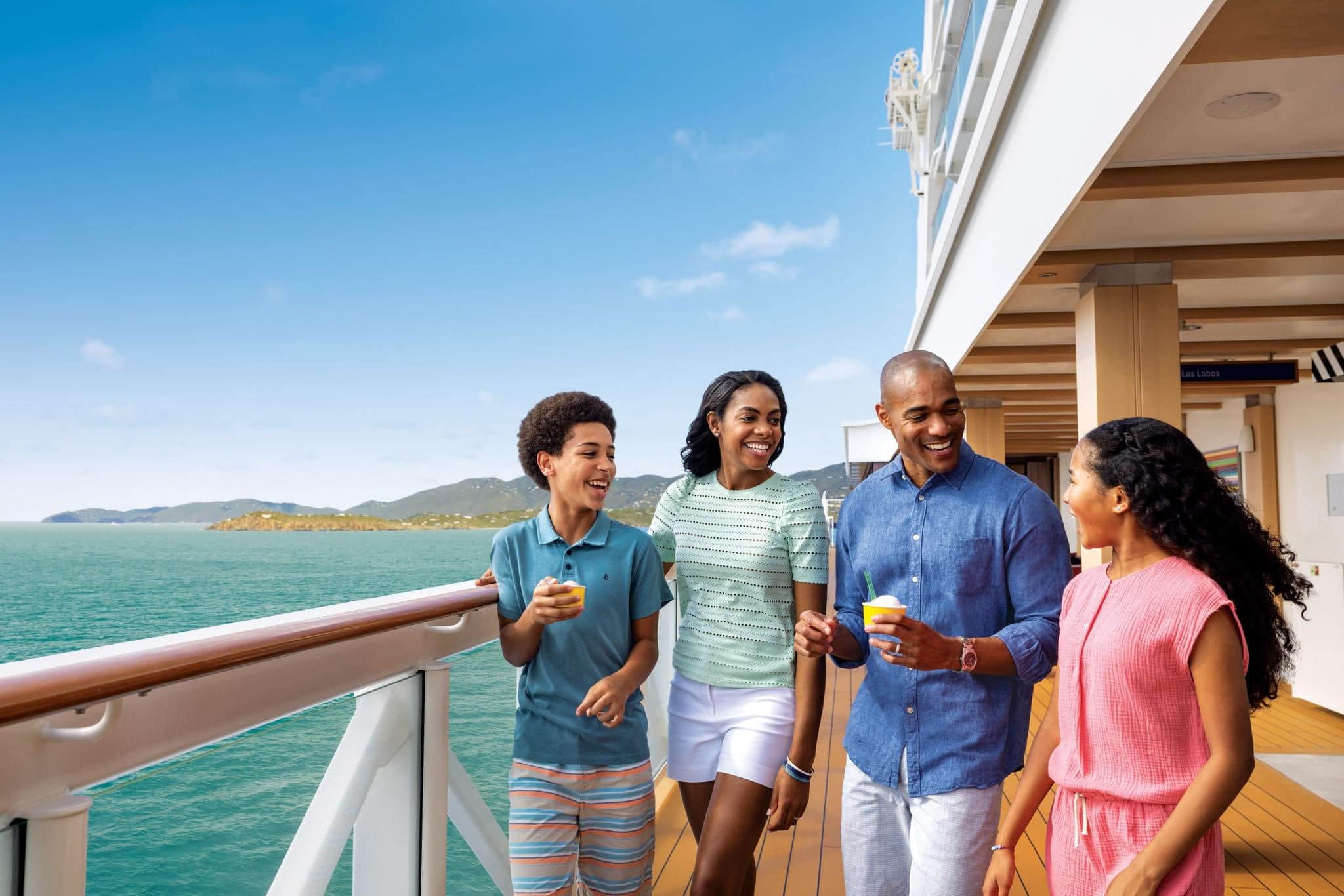 Una familia disfrutando de un helado en Norwegian Encore