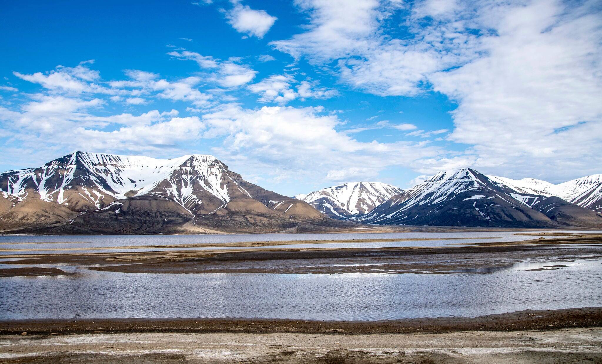 Longyearbyen - Sptitsbergen a view over the Fjord