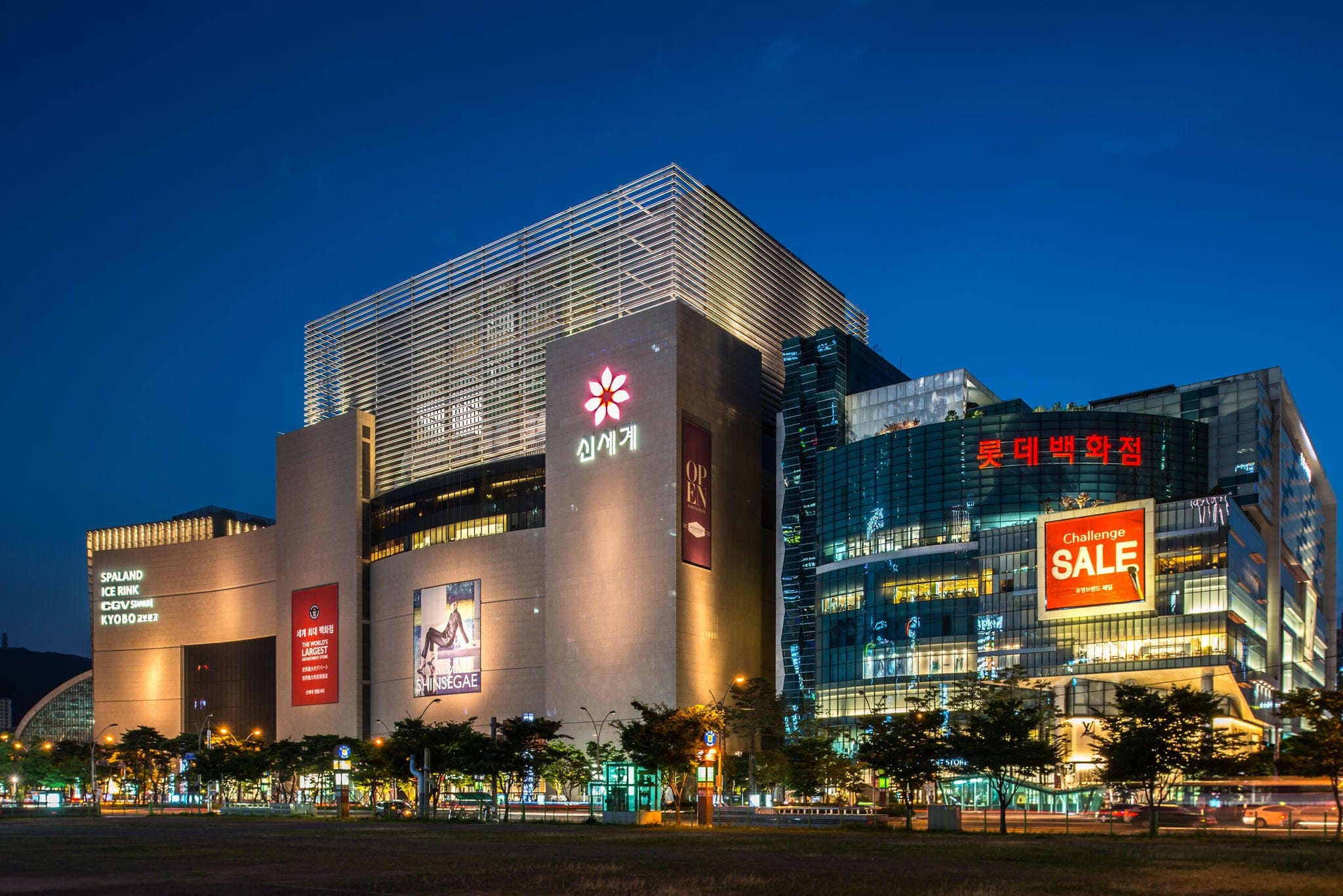 Shinsegae es la tienda departamental más grande del mundo ubicada en Centum City, Busan, Corea del Sur.
