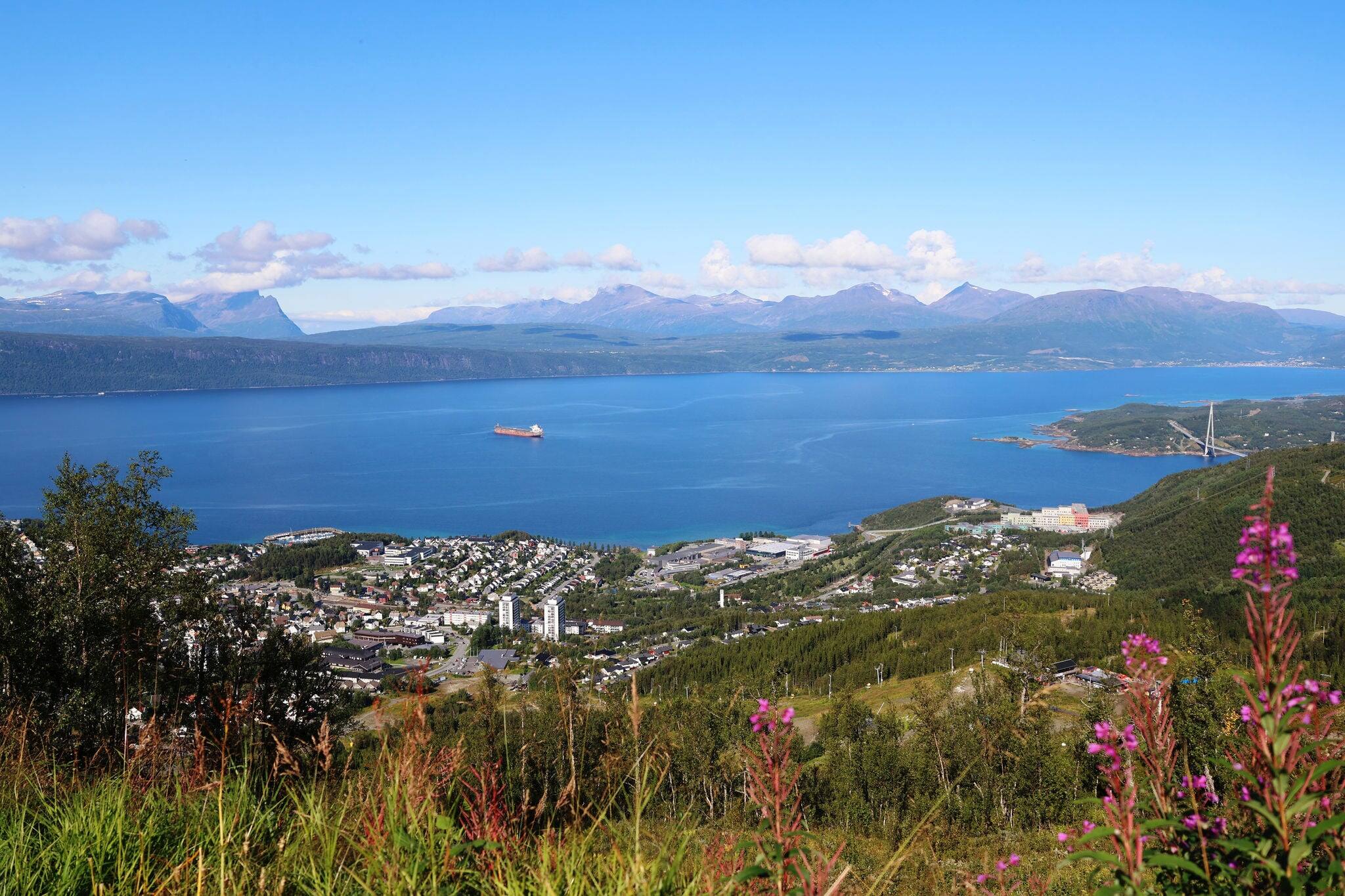 La vista de Narvik desde el camino hasta Narvikfjellet.