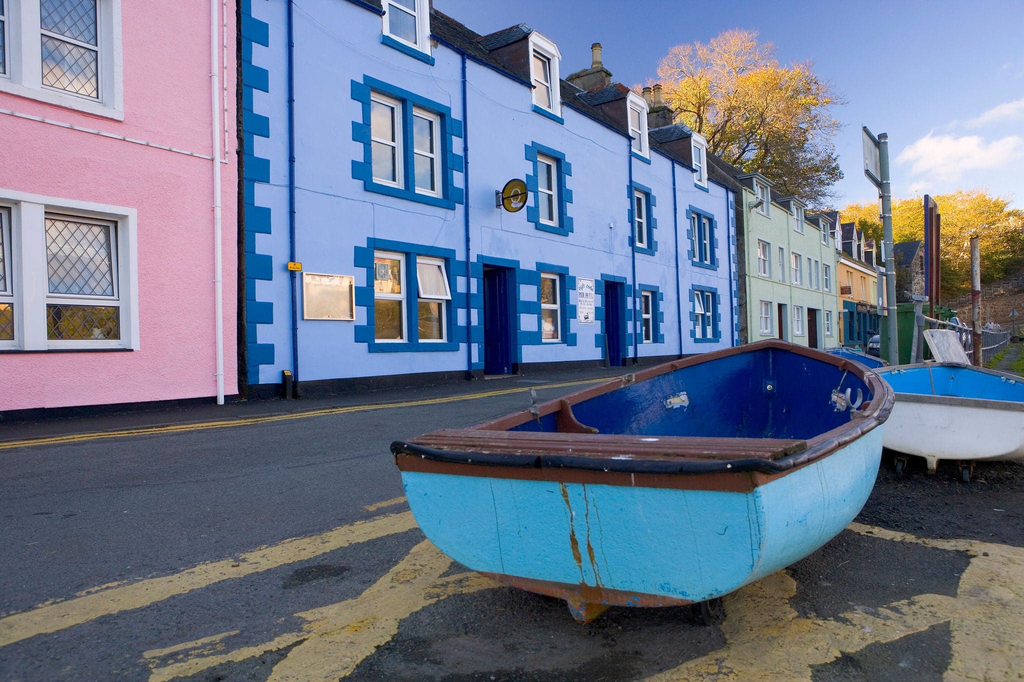 Harbour, portree (port righ), isle of skye, inner hebrides, west coast, scotland, united kingdom, europe