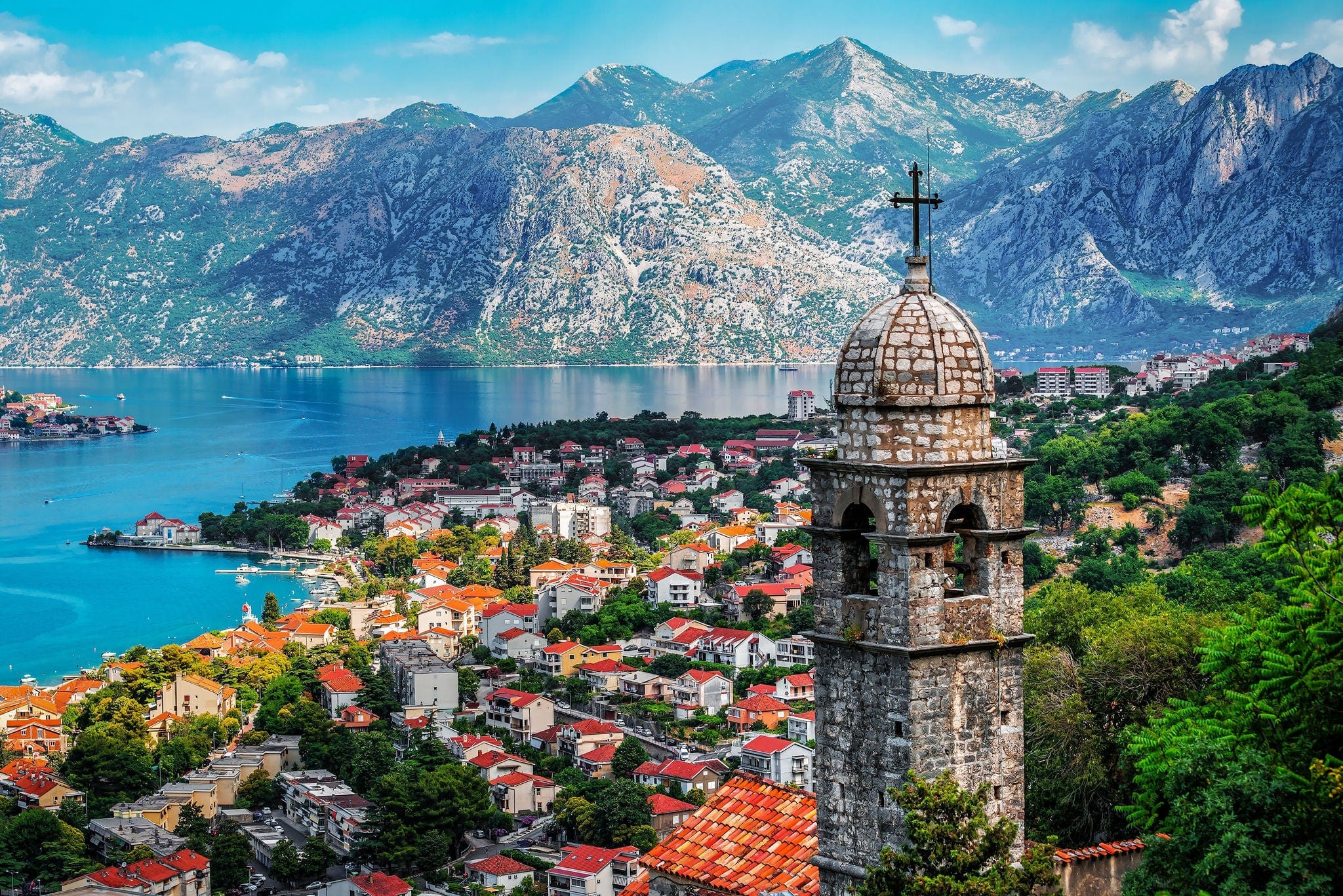 Torre de campanas de la Iglesia Nuestra Señora de Recurso en la torre de colinas de la antigua ciudad de Kotor y la Bahía de Kotor en Montenegro