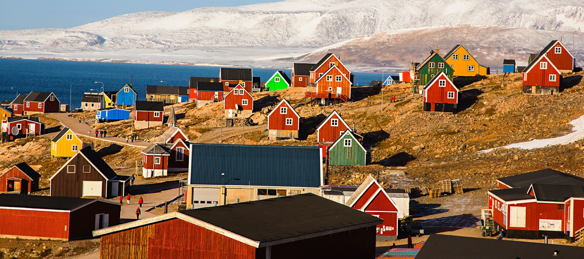 Recorre las coloridas casas de madera que decoran el deslumbrante paisaje.