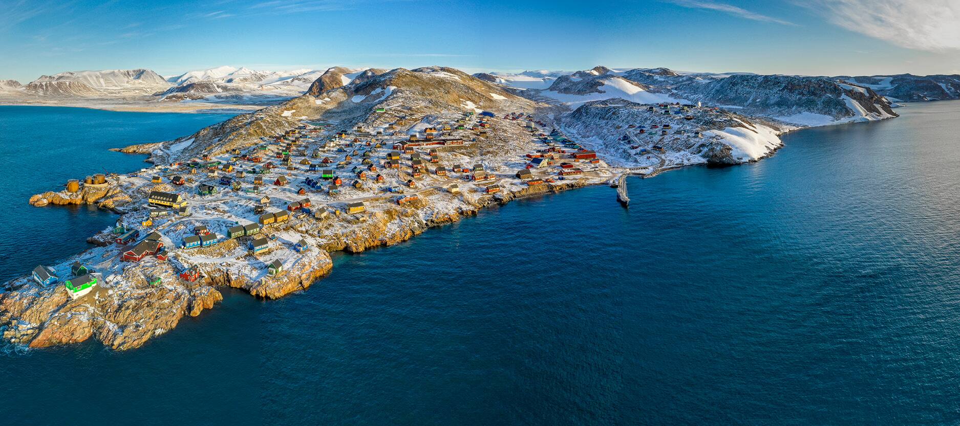 Cruza el sistema de fiordos Scoresbysund, donde se encuentra este encantador pueblo.