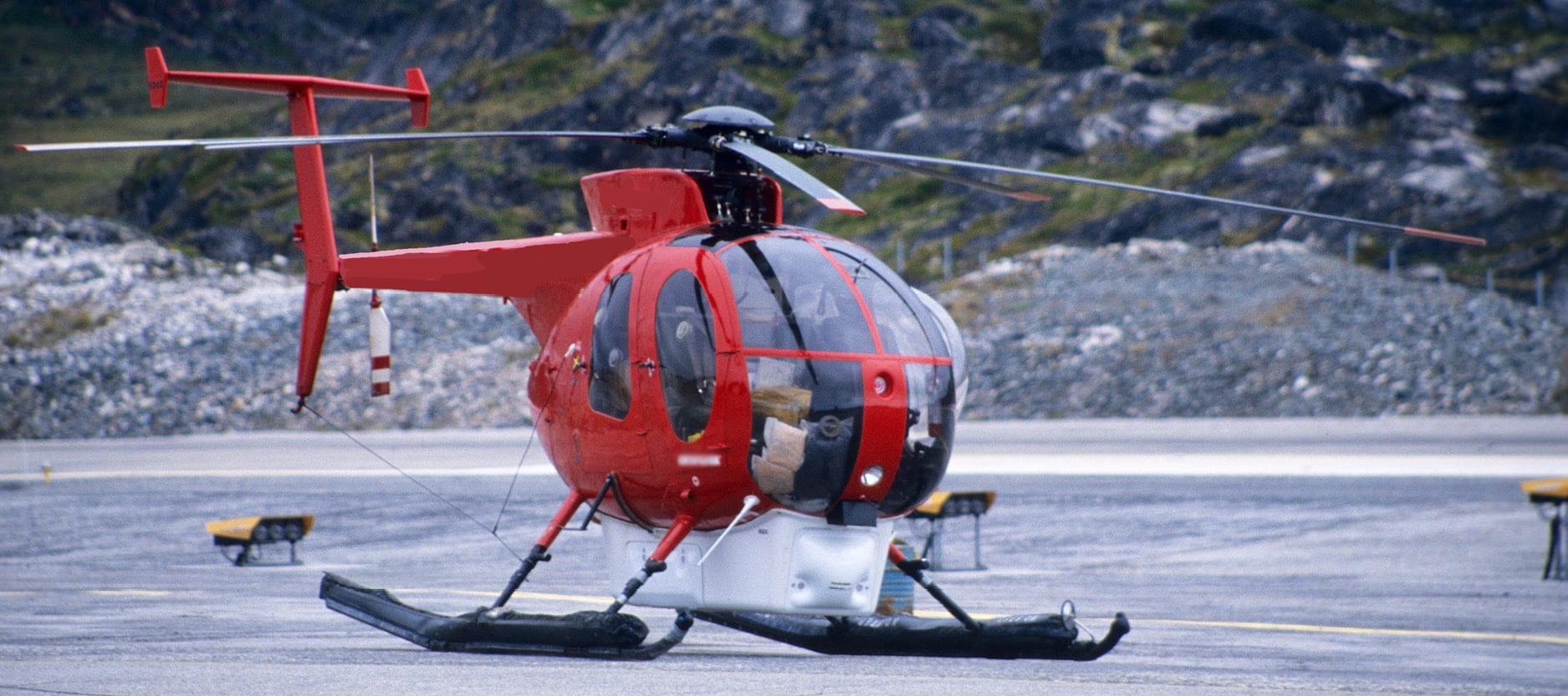 Observa el paisaje desde arriba en un helicóptero.