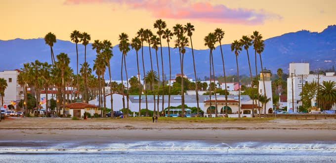 Admira el paisaje a lo largo de la costa de California.