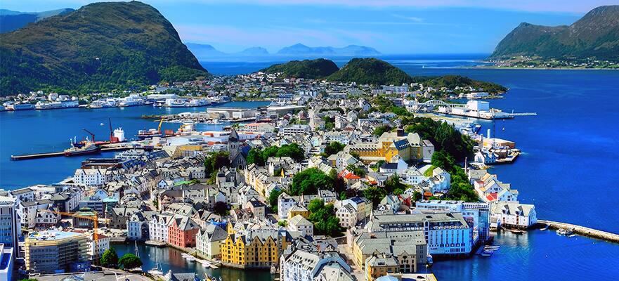 Famosa por su arquitectura Art Nouveau, Alesund está construida sobre una hilera de islas.