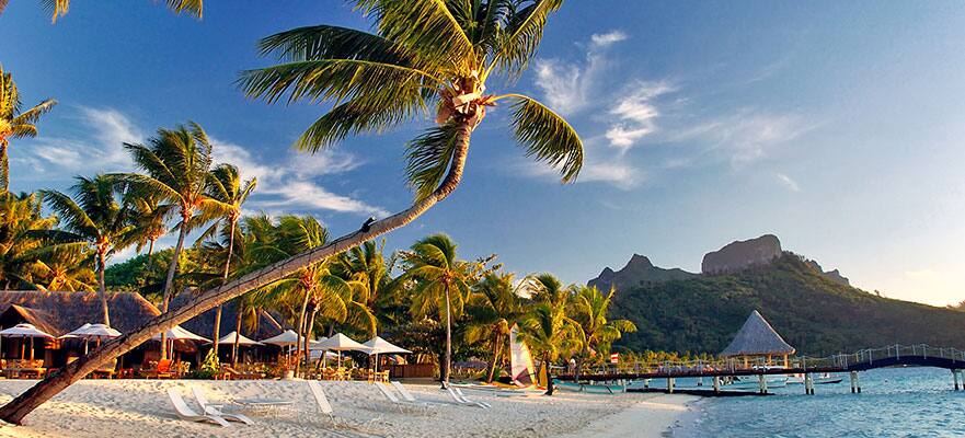 Relájate en las arenas blancas de la bella Bora Bora.