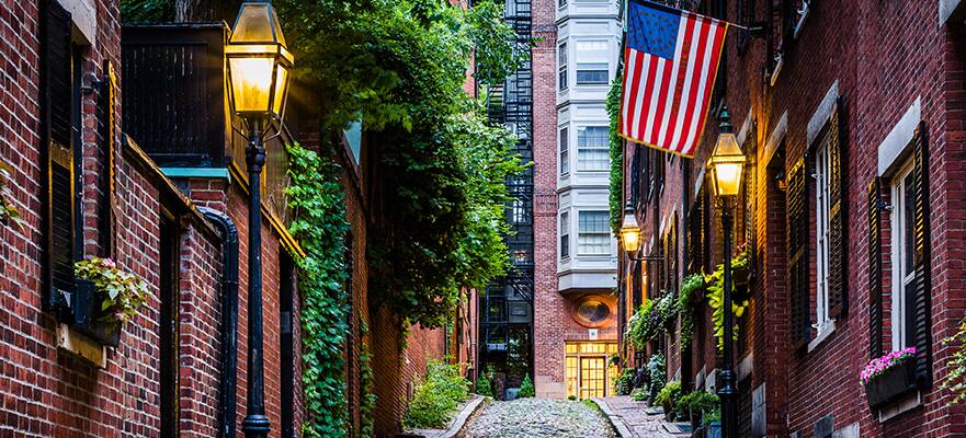 Una histórica calle de adoquines en Beacon Hill, Boston, MA.