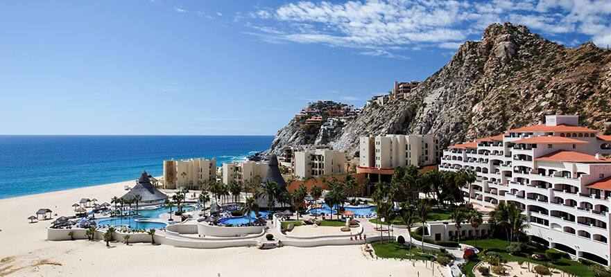 Siéntate y descansa en una de las playas de arena blanca de Cabo San Lucas.