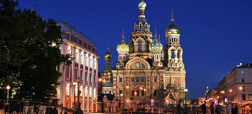 Una vista de los edificios de San Petersburgo que cautiva los sentidos.