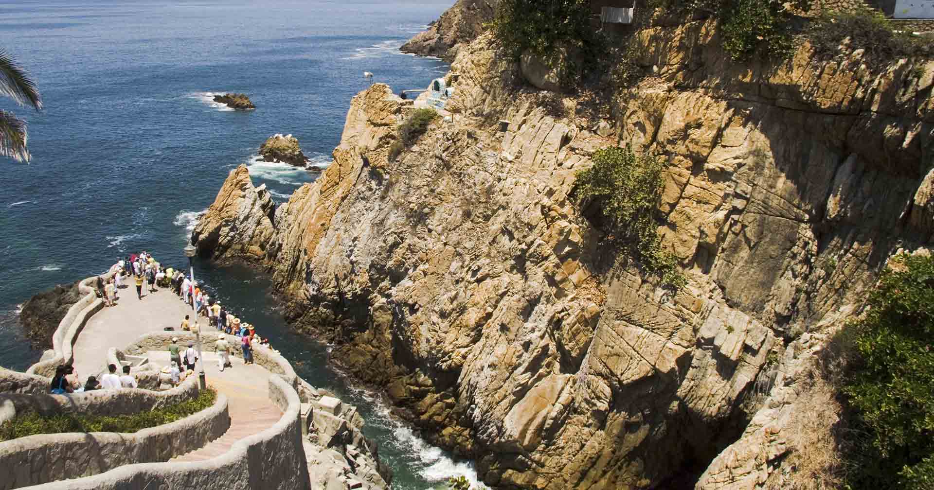 Ciudad de Acapulco con clavadistas