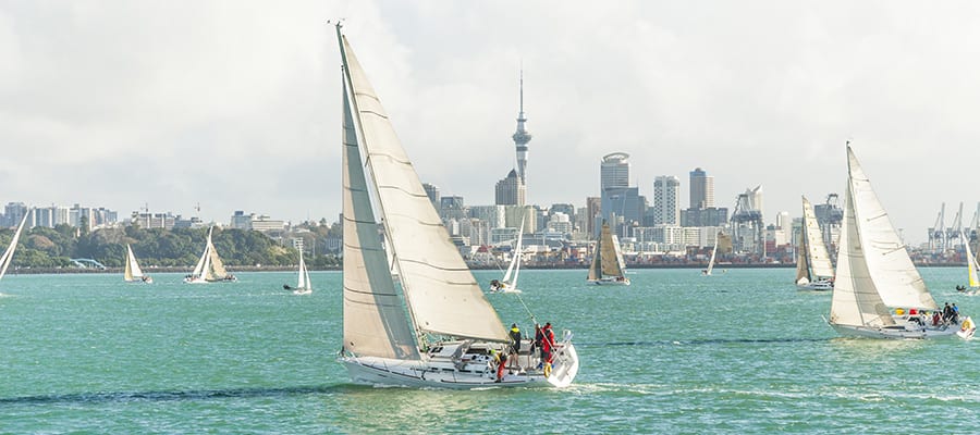 Carrera de yates en el puerto de Auckland