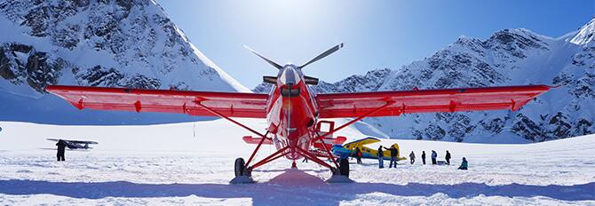 Un hidroavión alistándose para un tour aéreo panorámico por Alaska