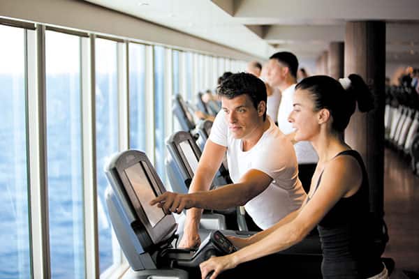 Aprovecha el gimnasio y las clases de fitness y mantente en forma durante tu crucero