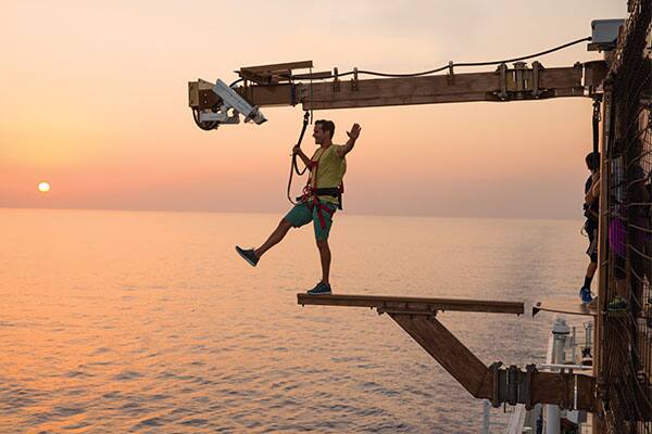Mantente activo en alta mar en el complejo deportivo de Norwegian, que tiene The Plank para caminar