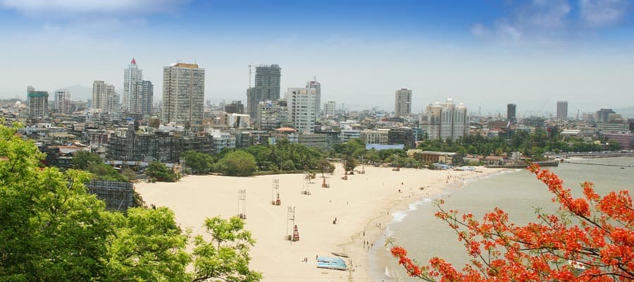 Vista de la playa en la ciudad de Mumbai, India en cruceros a Mumbai