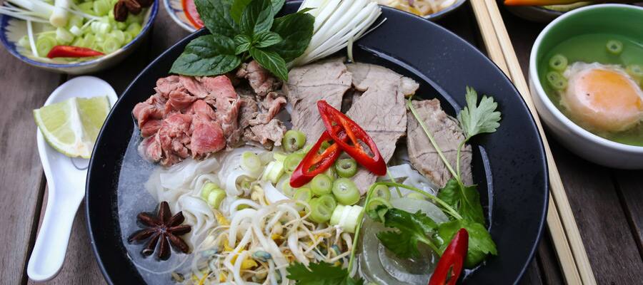 Fideos de arroz vietnamitas en cruceros a Da Nang