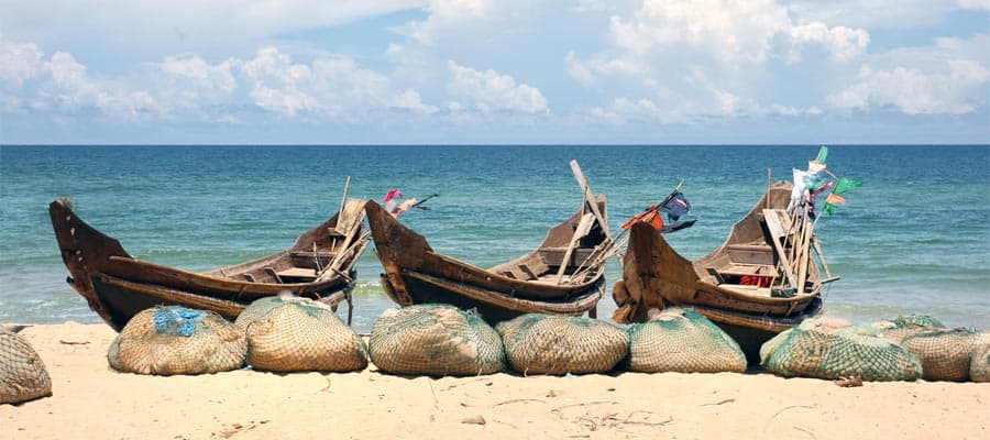 Barcos pesqueros en la costa de Vietnam en tu crucero a Da Nang