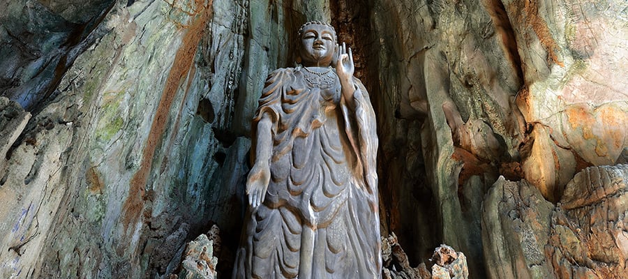 Estatua de buda en un crucero a Da Nang