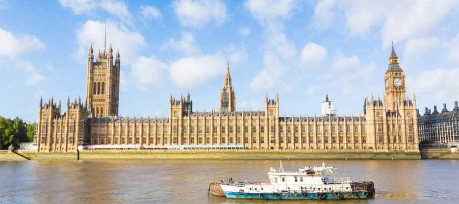 Navega por el río Támesis cuando visites Londres