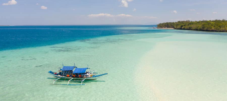 La costa cercana a Puerto Princesa está repleta de paraw, embarcaciones